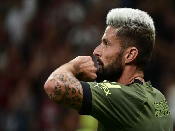 Olivier Giroud mengaku merasakan rasa lelah yang luar biasa usai tampil membela AC Milan di laga kontra Bologna dini hari tadi (28/8) / via Getty Images