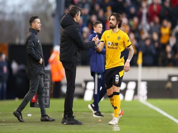 Bruno Lage yakin bahwa Ruben Neves akan tetap bertahan di Wolves di tengah isu kepindahan sang gelandang ke Liverpool / via Getty Images