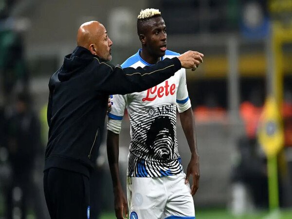 Luciano Spalletti mengatakan sulit bagi Napoli untuk mempertahankan Victor Osimhen apabila MU datang dengan tawaran sebesar 100 juta Euro / via Getty Images