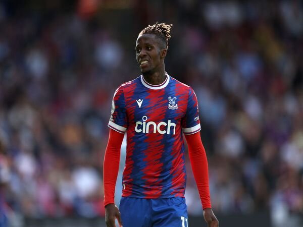 Wilfried Zaha dikabarkan mendadak masuk dalam daftar belanja Chelsea jelang ditutupnya bursa transfer musim panas 2022 / via Getty Images