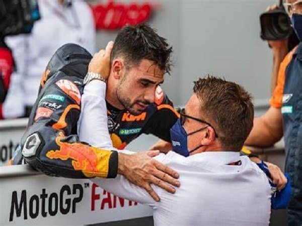 Direktur KTM, Pit Beirer saat bersama Miguel Oliveira.