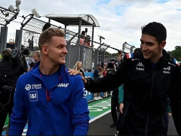 Esteban Ocon saat bersama Mick Schumacher.