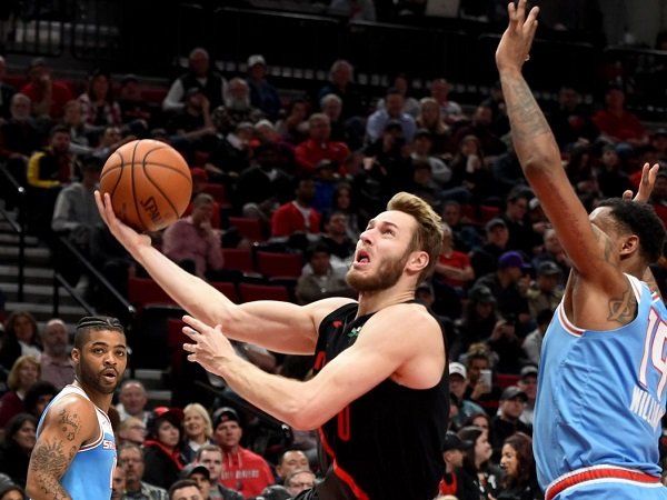 Boston Celtics beri kontrak training camp untuk Jake Layman.