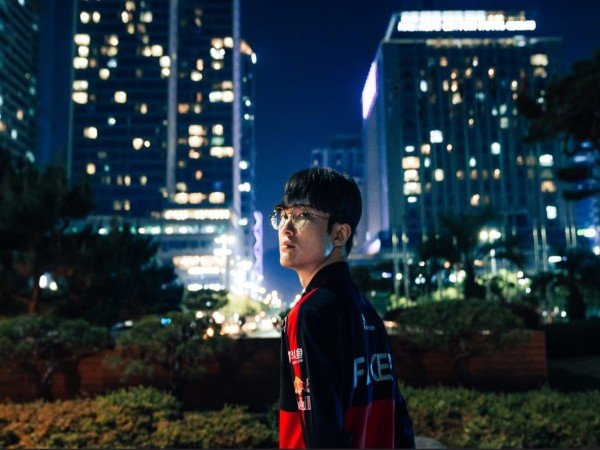 Jersey T1 untuk Worlds 2022 Tampilkan Nostalgia SKT Klasik