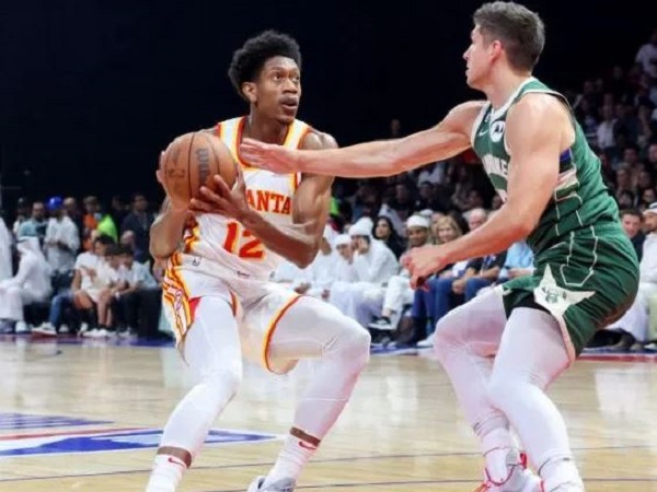 Pebasket Atlanta Hawks De'Andre Hunter (kiri) berusaha melewati hadangan pemain Milwaukee Bucks Grayson Allen. (Foto: Getty)