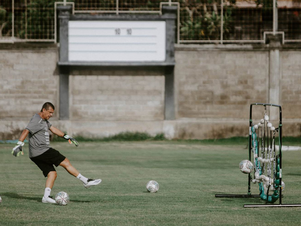 Pelatih kiper Bali United Marcelo da Silva Pires menggunakan alat bantu latihan kiper Prodeflect 2