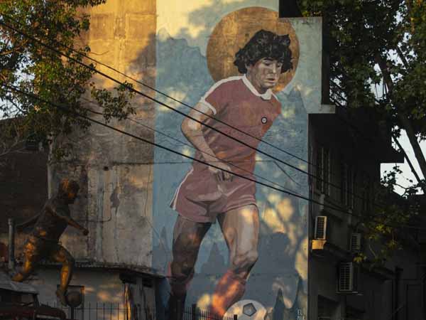 Argentina Hormati Maradona dengan Mural Besar di Buenos Aires