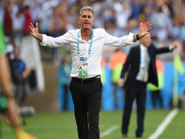 Carlos Queiroz jengkel dengan ulah suporter Timnas Iran yang tidak memberi dukungan bagi timnya di laga awal Piala Dunia 2022 / via Reuters