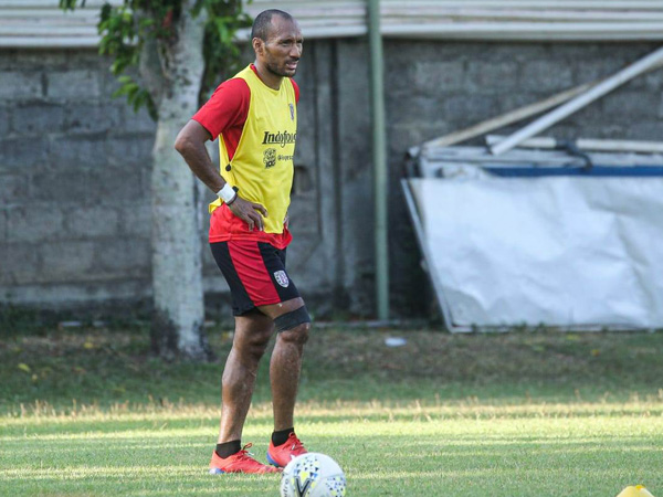 Pemain bertahan Bali United, Leonard Tupamahu