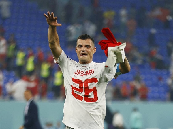 Granit Xhaka mengenakan seragam bertuliskan Jashari