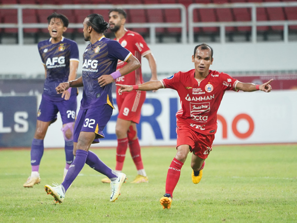 Pemain Persija Jakarta, Riko Simanjuntak merayakan gol ke gawang Persik Kediri