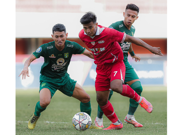 Pemain Persis Solo, Irfan Jauhari berupaya melewati hadangan pemain Persebaya Surabaya