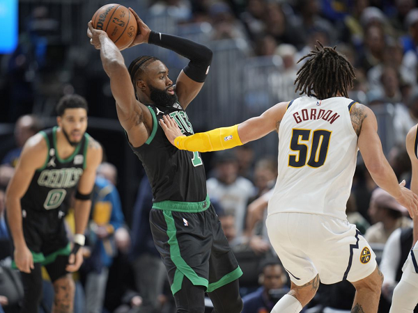 Insiden ring miring buat Jaylen Brown frustasi.