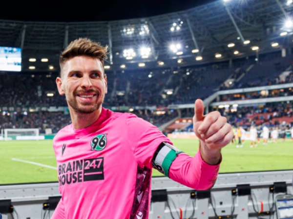 Liverpool Berburu Kiper Ketiga, Nama Ron-Robert Zieler Masuk Pertimbangan