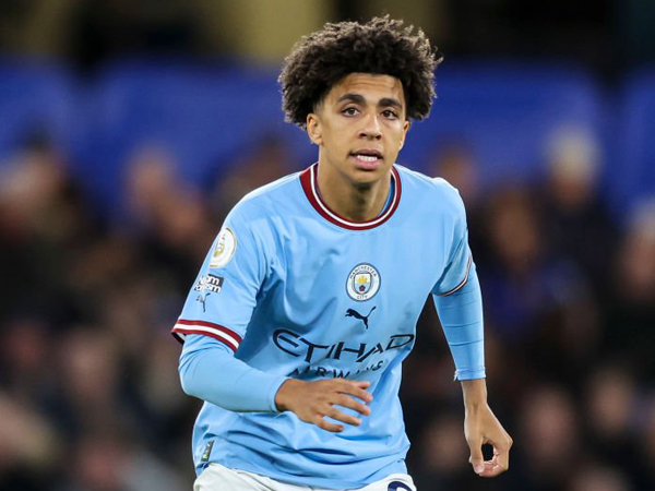 Bek sayap Manchester City, Rico Lewis.