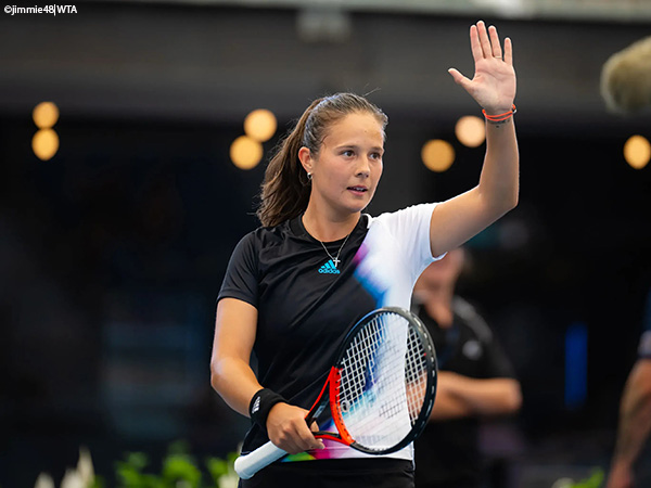 Daria Kasatkina dan Belinda Bencic maju ke final di Adelaide tanpa ayun raket