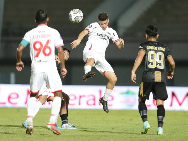 Gelandang Persis Solo, Alexis Messidoro di pertandingan kontra Dewa United FC