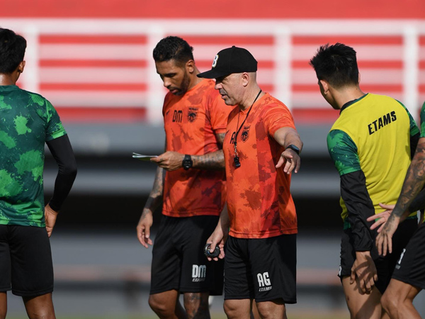 Pelatih Borneo FC, Andre Gaspar memimpin latihan timnya