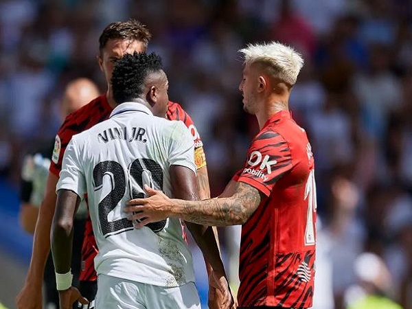 Bek Real Mallorca saat menghadapi Vinicius Jr. (Images: Getty)