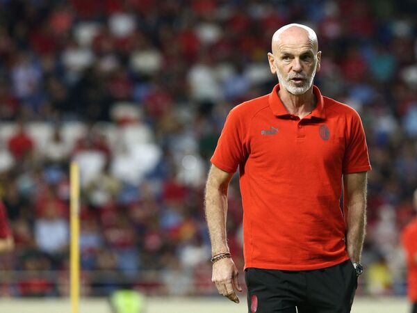 Stefano Pioli meminta AC Milan segera mengakhiri periode sulit dengan meraih kemenangan atas Sassuolo hari Minggu besok (29/1) / via Reuters