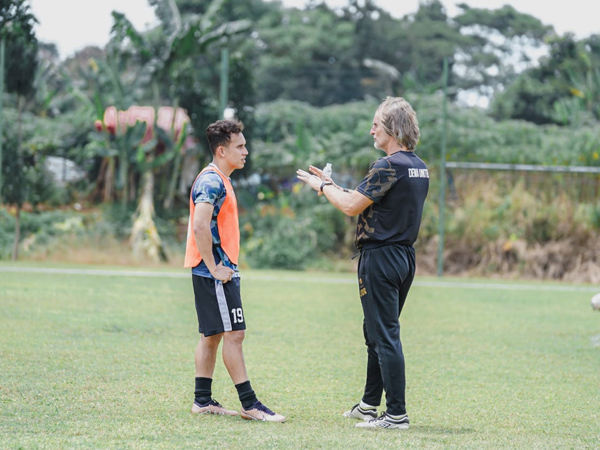 Egy Maulana Vikri berdiskusi dengan Pelatih Dewa United FC, Jan Olde Riekerink