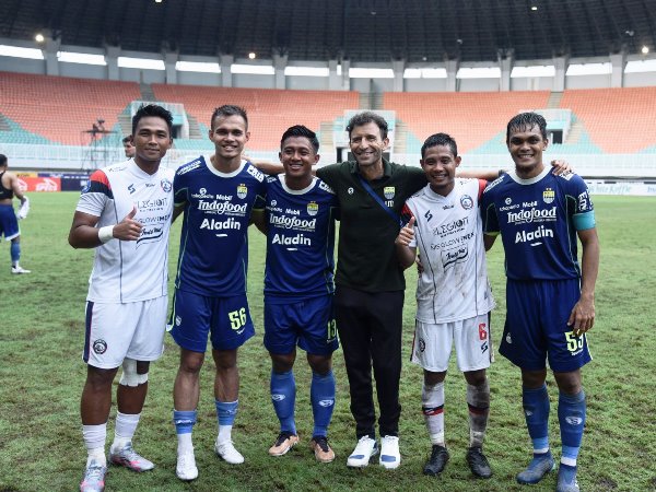 Luis Milla berfoto bersama mantan anak asuhnya di timnas Indonesia