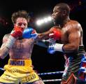 Floyd Mayweather Jr Gagal KO Aaron Chalmers dalam Eksebisi di London