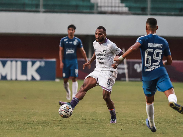 Gelandang Persita Tangerang, Nelson Alom saat menghadapi PSIS Semarang