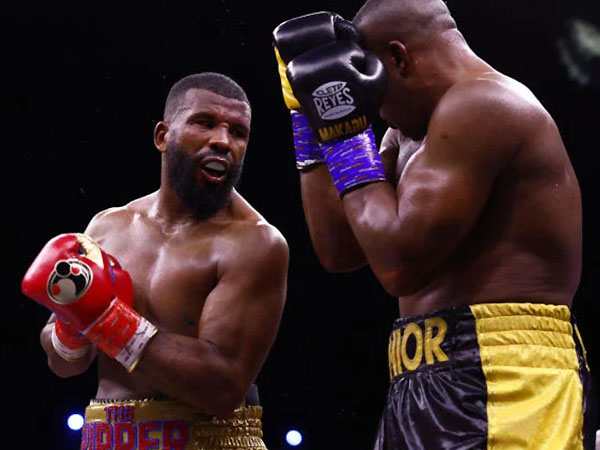 Badou Jack (kiri) menghentikan Ilunga Makabu di ronde ke-12 untuk mencetak sejarah di Arab Saudi (Sumber Foto: CBS Sports)