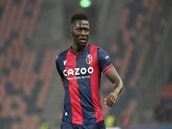 Pemain sayap Bologna yaitu Musa Barrow, sempat menjadi incaran Napoli sebelum klub memutuskan untuk merekrut Khvicha Kvaratskhelia musim panas lalu / via Getty Images