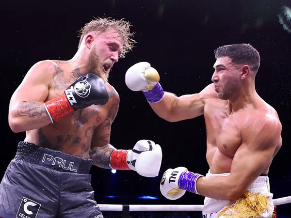 Tommy Fury (kanan) mengungguli Jake Paul sepanjang pertarungan meski sempat jatuh di ronde terakhir (Sumber Foto: Yahoo Sports)