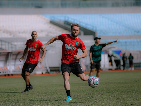 Gelandang Persebaya Surabaya, Ze Valente melakukan persiapan jelang menghadapi Barito Putera