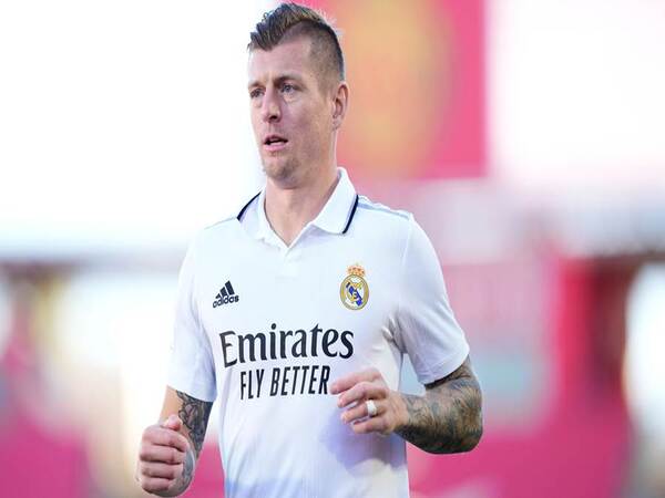 Toni Kroos mengkritik desain seragam Real Madrid musim ini yang dianggapnya sangat jelek gara-gara memiliki kerah di leher / via EPA