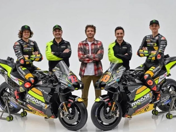 Valentino Rossi saat bersama VR46 Racing Team.