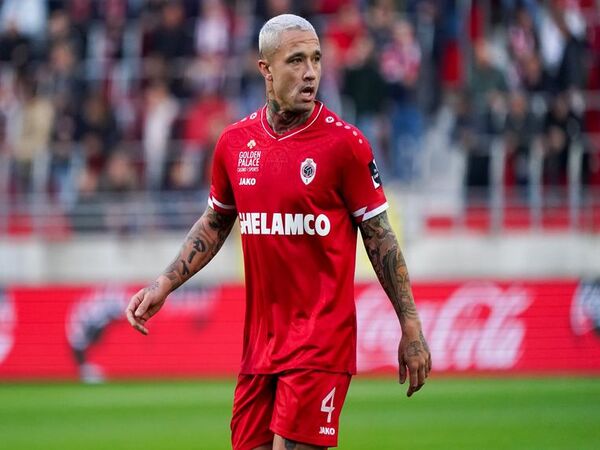 Radja Nainggolan mengaku dirinya mendapatkan perlakuan yang tidak mengenakkan selama memperkuat Royal Antwerp dari tahun 2021-2022 / via Istimewa