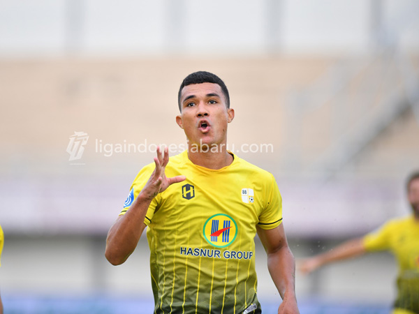 Penyerang Barito Putera, Gustavo Tocantins merayakan gol ke gawang Dewa United FC