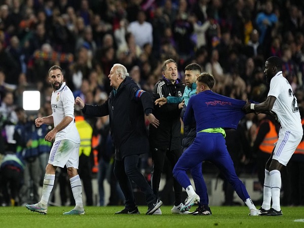 Keributan antara Dani Carvajal dengan kiper cadangan Barcelona. (Images: Getty)