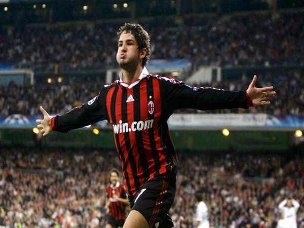 Eks striker AC Milan yaitu Alexandre Pato, yakin mantan klubnya bisa melenggang hingga babak final Liga Champions musim ini / via Getty Images