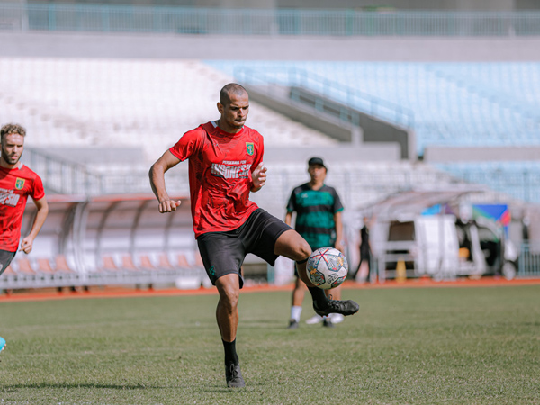 Pemain bertahan Persebaya Surabaya, Leo Lelis