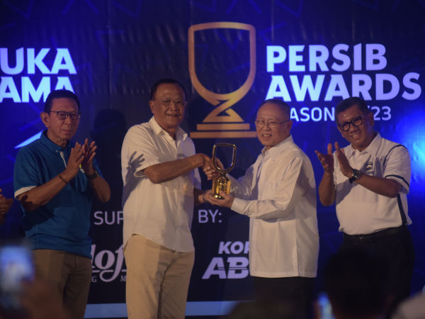 Dada Rosada (kedua dari kanan) saat menerima penghargaan Lifetime Achievement di Persib Awards