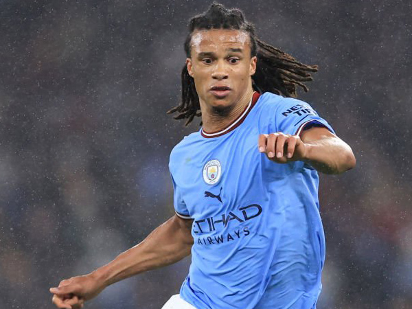 Bek Manchester City Nathan Ake.