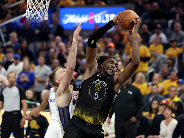 Kevon Looney puas bisa gantikan peran Draymond Green di game 3 lawan Sacramento Kings.