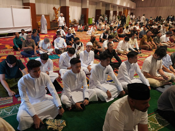 Pemain timnas Indonesia U-22 menjalani Salat Idul Fitri di i Hotel Sultan, Jakarta