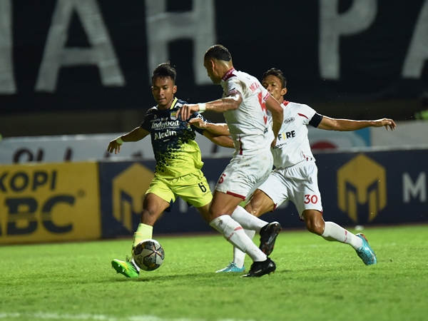 Gelandang muda Persib, Robi Darwis