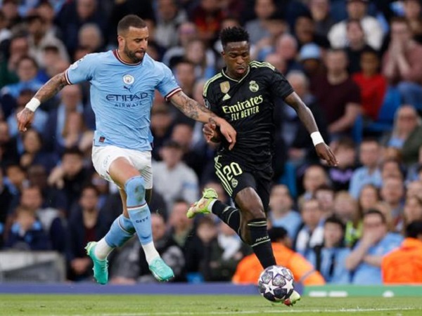 Kyle Walker dipuji habis-habisan oleh Thierry Henry setelah sukses mematikan pergerakan Vinicius Junior kala Man City menang besar 4-0 atas Real Madrid (18/5) / via Getty Images