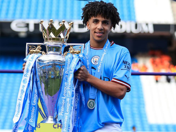 Bek sayap Manchester City, Rico Lewis.