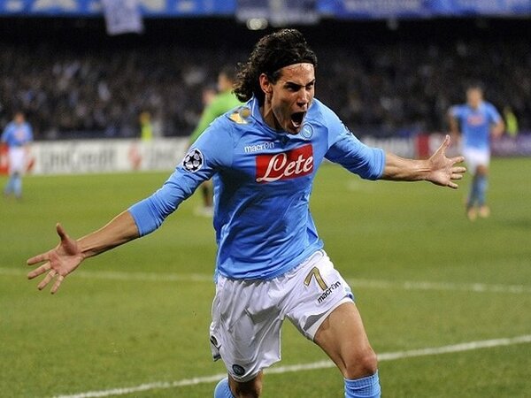 Sebagai eks pemain klub, Edinson Cavani mengucapkan selamat atas keberhasilan Napoli menjuarai Serie A musim ini / via Getty Images