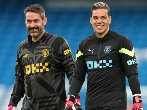 Scott Carson dan Ederson Moraes.