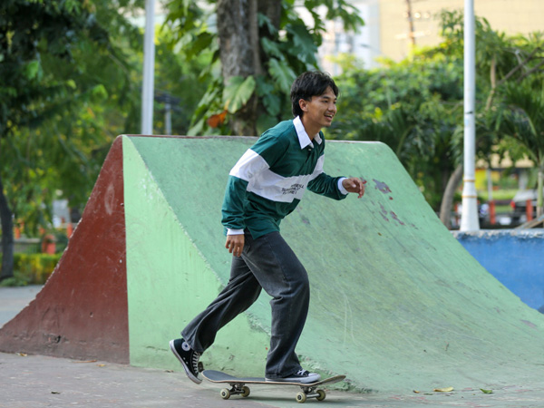 Gelandang muda Persebaya Surabaya, Muhammad Iqbal bermain skateboard di Surabaya