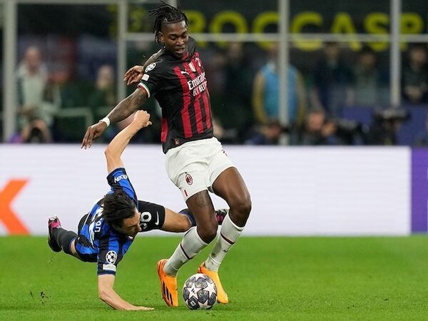 Rafael Leao menegaskan komitmen setianya untuk AC Milan dan ingin membuat sejarah bersama panji Rossoneri / via Getty Images